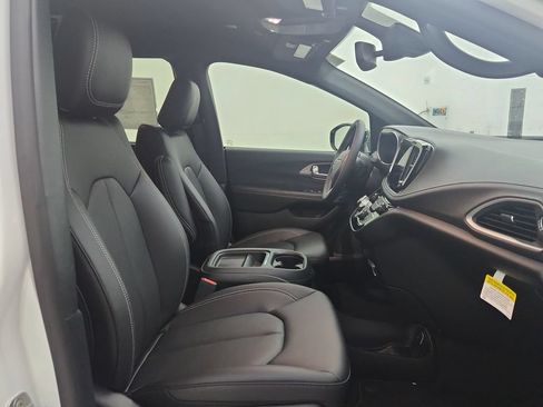 New 2027 Chrysler Pacifica Select AWD/4WD image 32