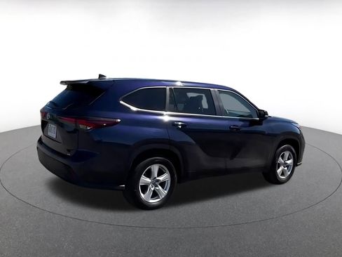 Used 2025 Toyota Highlander LE FWD image 15