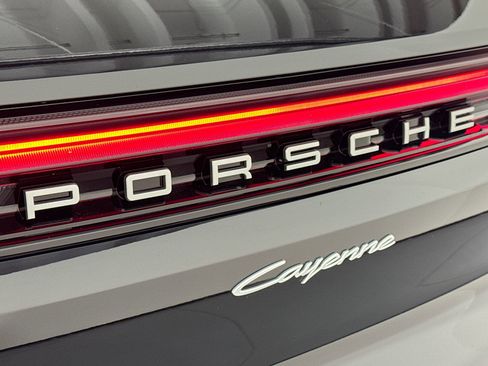 Used 2025 Porsche Cayenne image 25