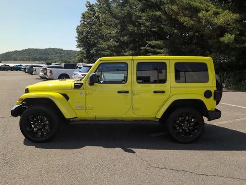 Used 2024 Jeep Wrangler Unlimited Sahara w/ Technology Group AWD/4WD image 9