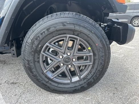 New 2025 Jeep Gladiator Sport image 3