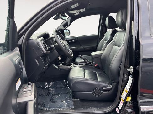 Used 2019 Toyota Tacoma TRD Off-Road w/ TRD Premium Off Road Package image 16