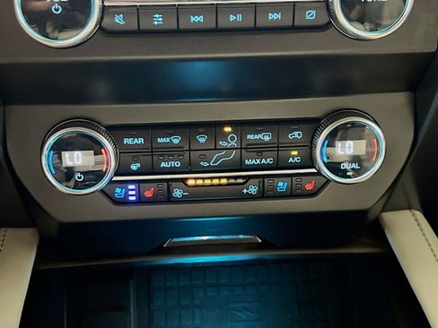 Used 2020 Ford Expedition Platinum AWD/4WD image 12