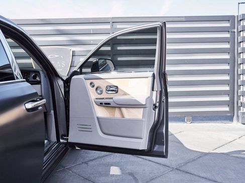 Used 2025 Rolls-Royce Phantom Sedan RWD image 23
