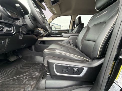 Used 2019 RAM 1500 Laramie AWD/4WD image 18
