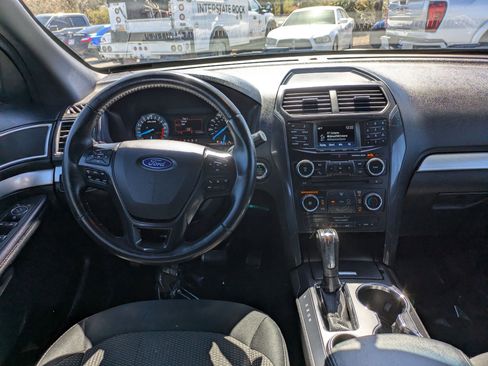 Used 2017 Ford Explorer XLT image 24