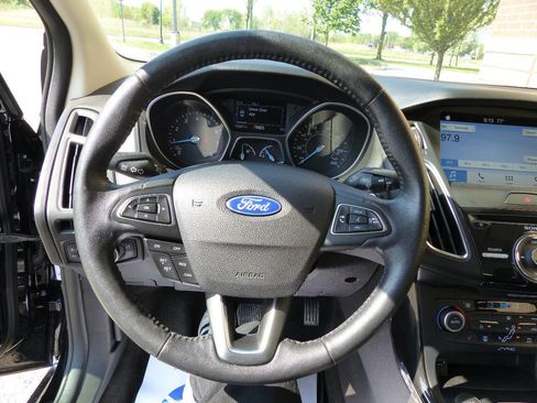 Used 2018 Ford Focus Titanium w/ Titanium Technology Package FWD image 27