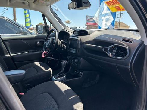 Used 2018 Jeep Renegade Altitude FWD image 20