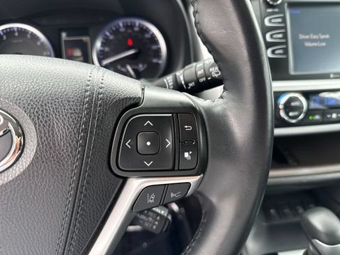Used 2019 Toyota Highlander XLE AWD/4WD image 17