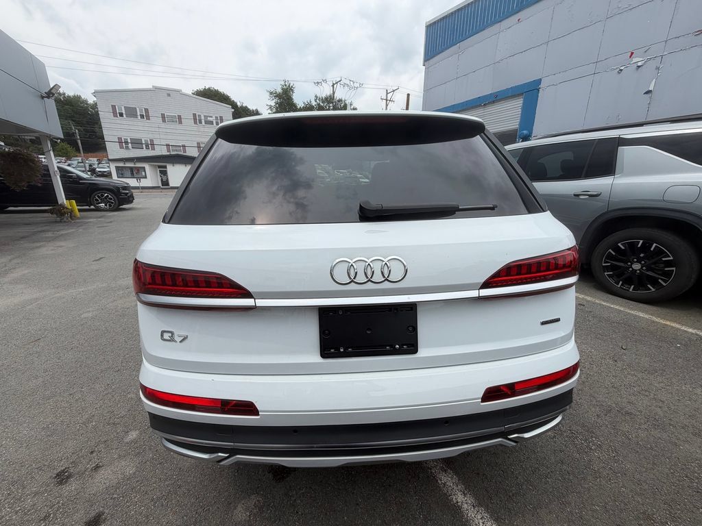 Used 2023 Audi Q7 3.0T Premium w/ Convenience Package AWD/4WD image 4