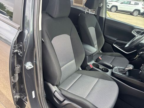 Used 2025 Kia Soul LX w/ LX Technology Package FWD image 34