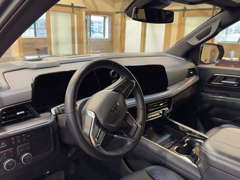 Used 2025 Chevrolet Suburban Z71 image 9