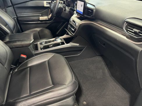 Used 2020 Ford Explorer XLT w/ Equipment Group 202A AWD/4WD image 51