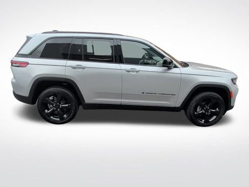 Certified 2025 Jeep Grand Cherokee Altitude image 6