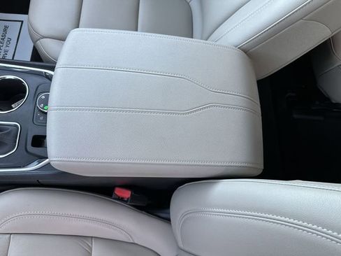 Used 2023 Chevrolet Traverse LT image 24