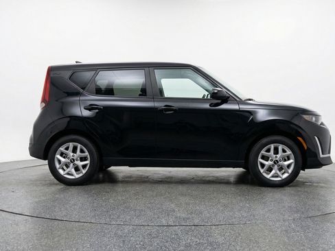 Used 2025 Kia Soul LX w/ LX Technology Package FWD image 11