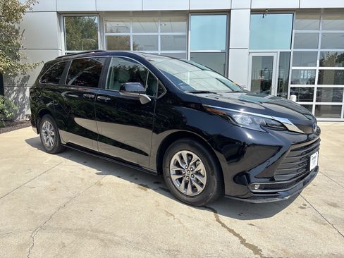 Used 2025 Toyota Sienna XLE FWD image 2
