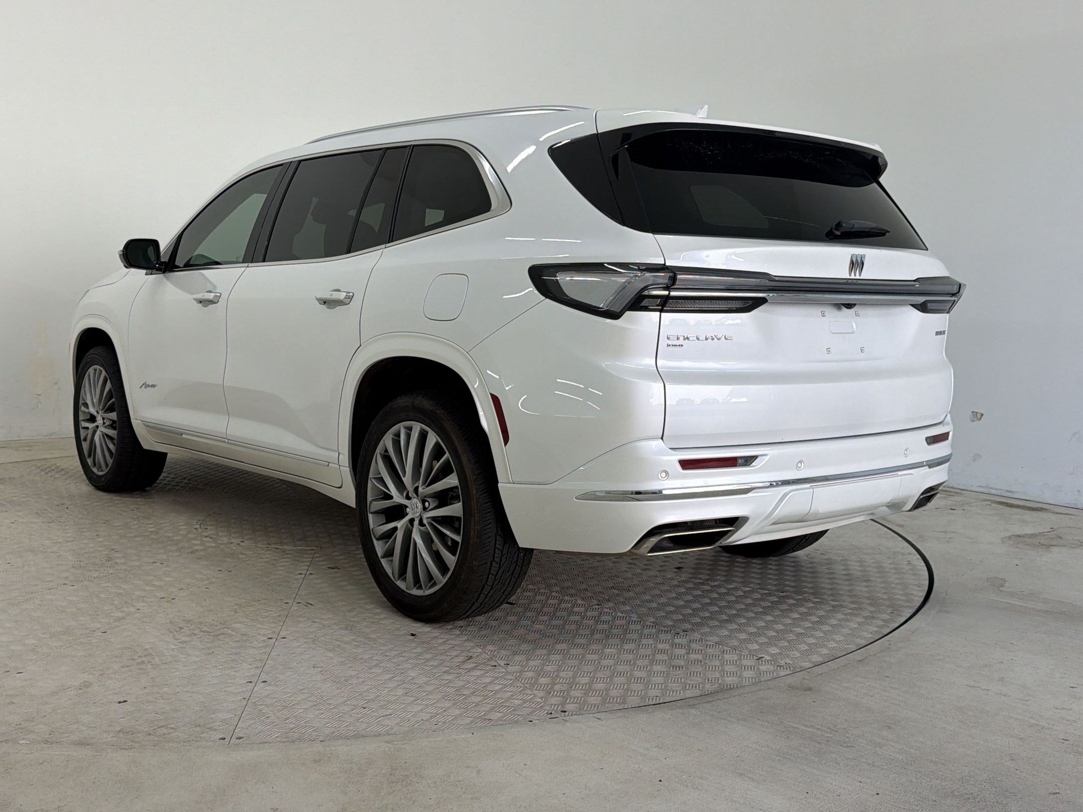 Used 2025 Buick Enclave Avenir AWD/4WD image 3