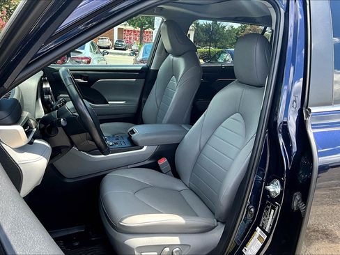 Used 2023 Toyota Highlander XLE AWD/4WD image 27