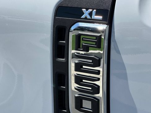 New 2026 Ford F250 XL w/ XL Chrome Package RWD image 22
