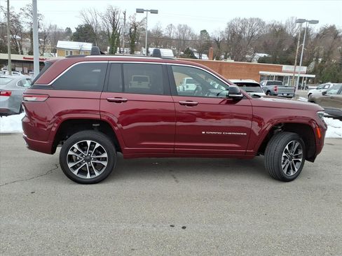 Used 2022 Jeep Grand Cherokee Overland w/ Luxury Tech Group IV image 3