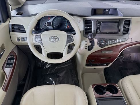 Used 2014 Toyota Sienna XLE w/ Entertainment Package FWD image 3