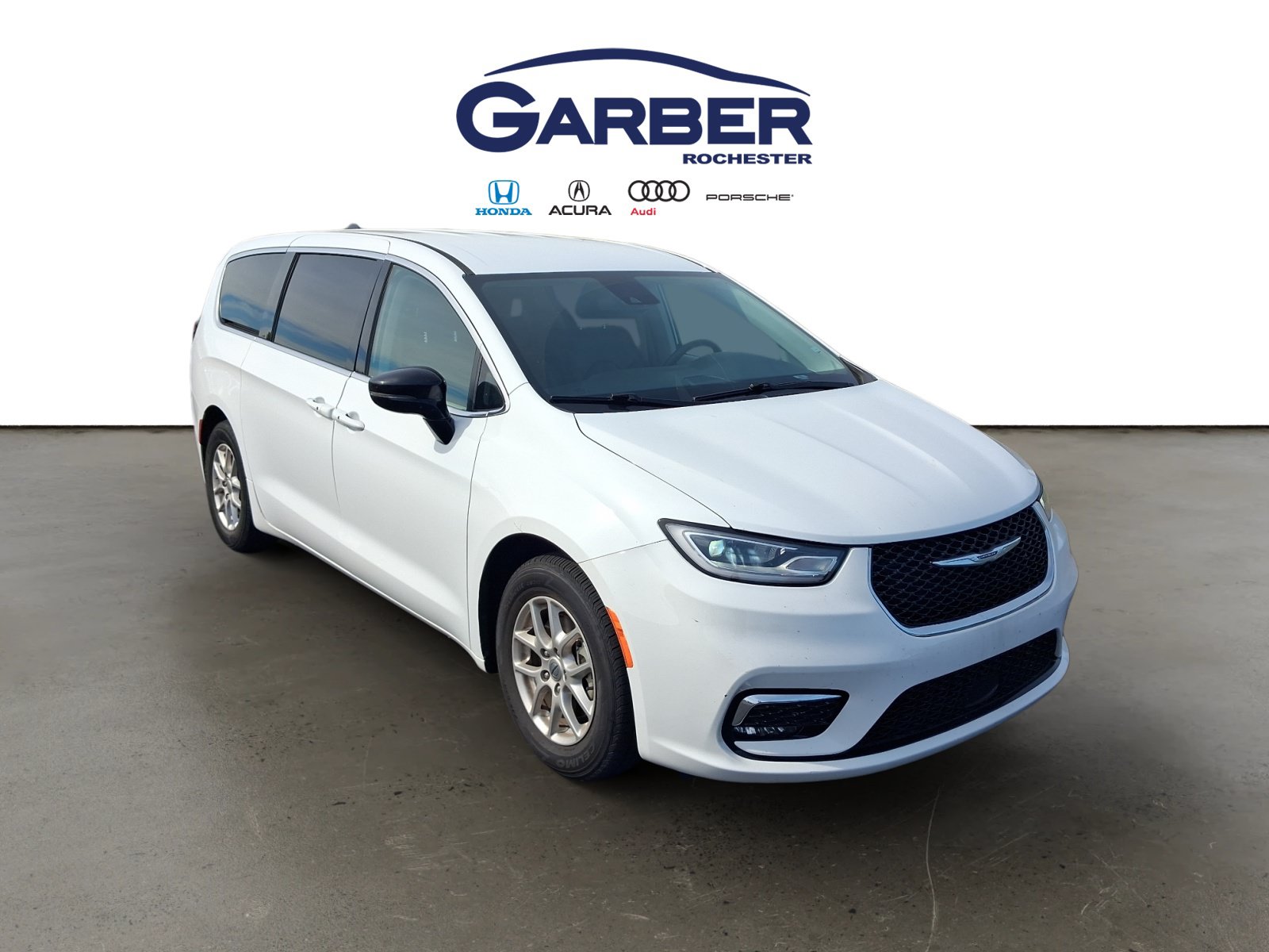 Used 2024 Chrysler Pacifica Touring-L FWD image 6