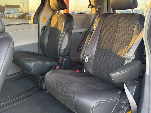 Used 2014 Toyota Sienna SE image 17