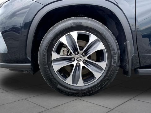 Certified 2024 Toyota Highlander XLE FWD image 11