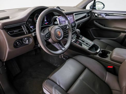 Certified 2025 Porsche Macan image 4