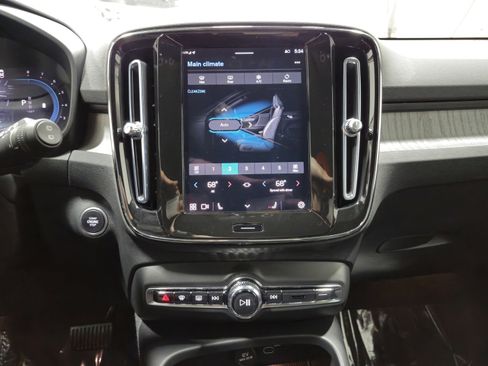 Used 2024 Volvo XC40 B5 Core image 33