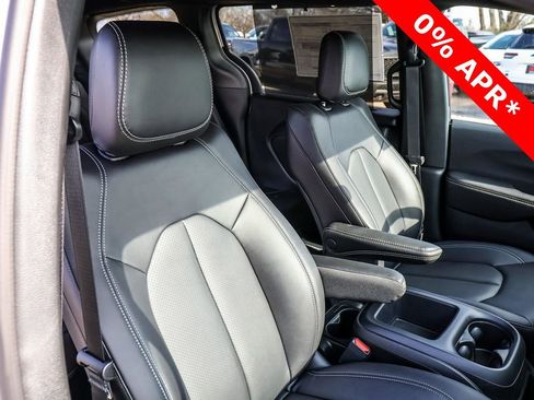 New 2026 Chrysler Pacifica Select image 15