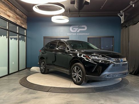 Used 2021 Toyota Venza LE image 1