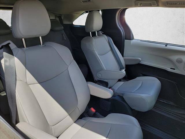 Used 2026 Toyota Sienna XLE FWD image 13