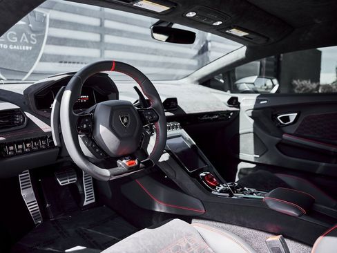 Used 2023 Lamborghini Huracan Tecnica image 2