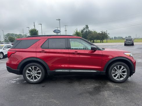 Used 2022 Ford Explorer XLT w/ Equipment Group 202A AWD/4WD image 5