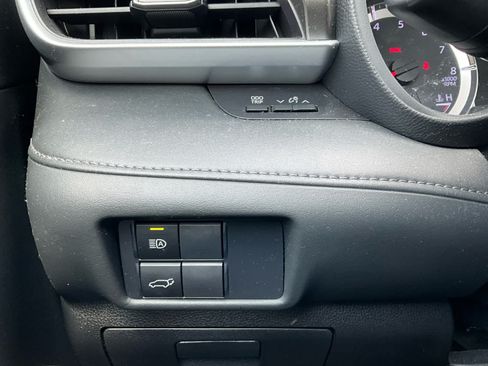 Used 2020 Toyota Highlander LE AWD/4WD image 19