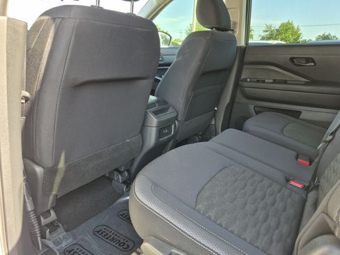 Used 2025 Nissan Pathfinder S FWD image 19