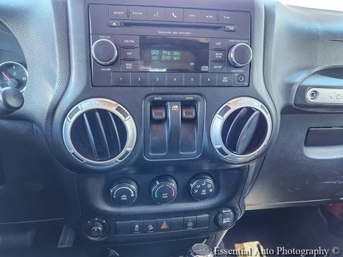 Used 2012 Jeep Wrangler Sahara w/ Connectivity Group AWD/4WD image 8