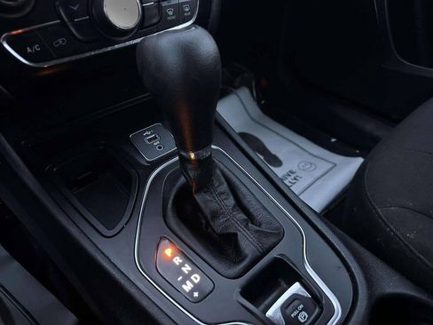 Used 2019 Jeep Cherokee Latitude w/ Popular Appearance Group FWD image 33