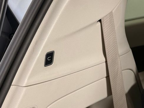 Used 2023 Chrysler Pacifica Touring-L FWD image 16