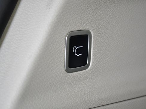 Used 2023 Chrysler Pacifica Touring-L image 32