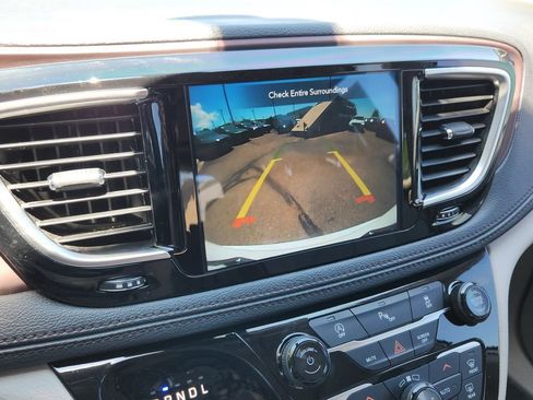 Used 2020 Chrysler Pacifica Limited FWD image 9