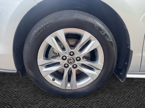 Used 2025 Toyota Sienna XLE AWD/4WD image 11