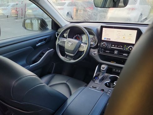 Used 2023 Toyota Highlander XLE FWD image 14