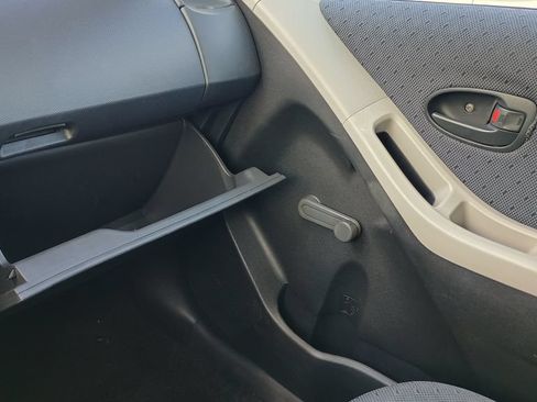 Used 2009 Toyota Yaris 2-Door Hatchback FWD image 16