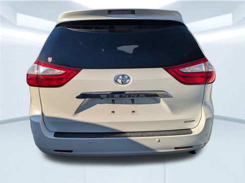 Used 2016 Toyota Sienna Limited Premium image 4