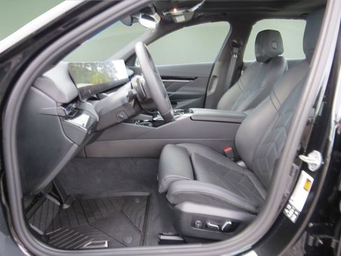 Used 2025 BMW 530i xDrive AWD/4WD image 25
