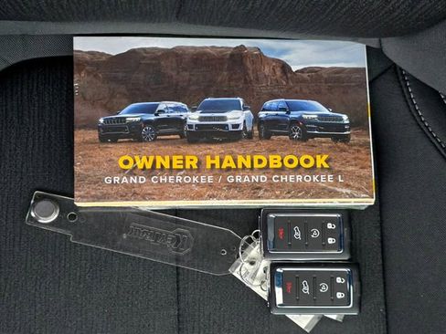 Used 2025 Jeep Grand Cherokee Laredo X w/ Luxury Tech Group I image 34