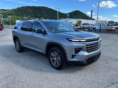 Used 2026 Chevrolet Traverse LT AWD/4WD image 7